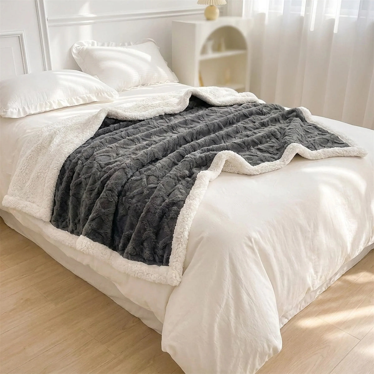 Blanket Double-Sided Polyester Fleece Lightweight & Machine-Washable