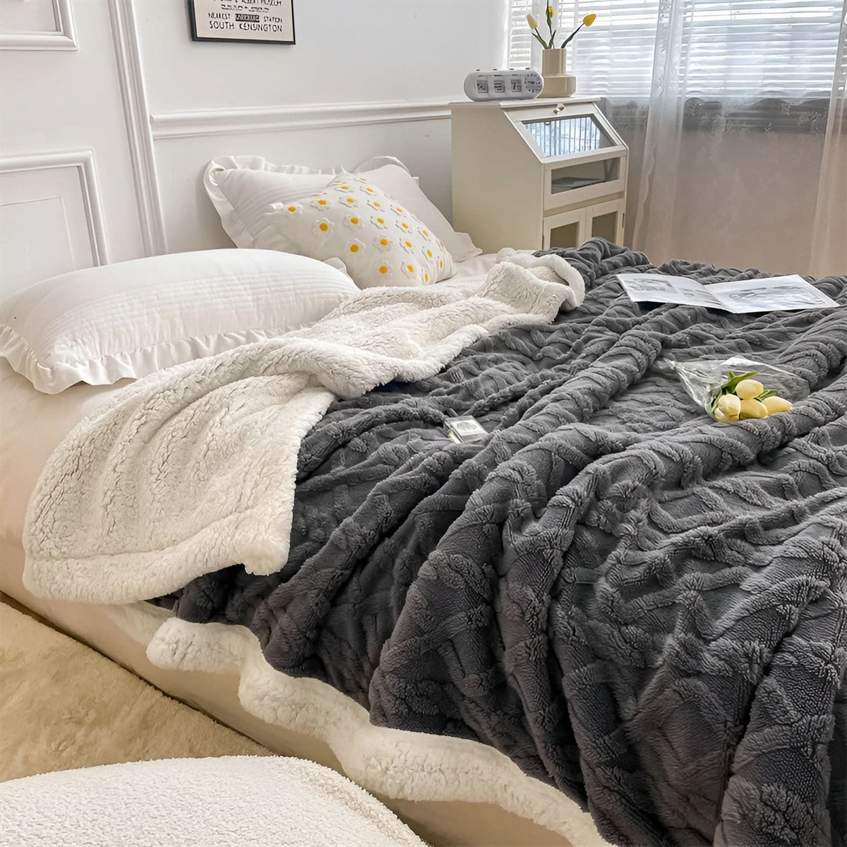 Blanket Double-Sided Polyester Fleece Lightweight & Machine-Washable