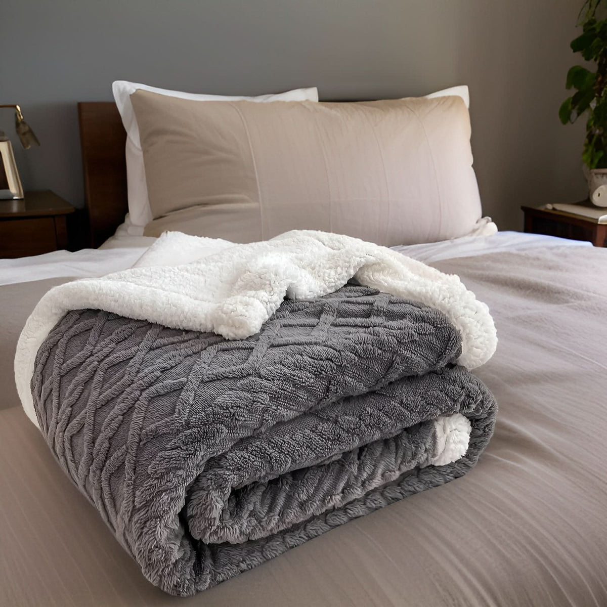 Blanket Double-Sided Polyester Fleece Lightweight & Machine-Washable