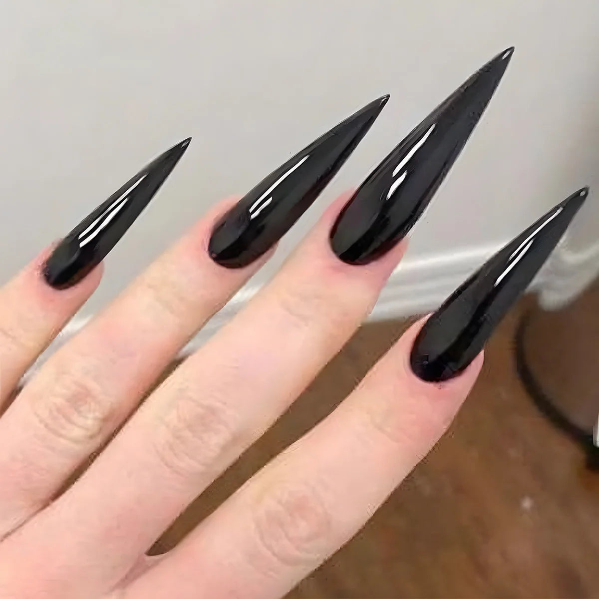 Press-On Nails Stiletto Shape Glossy Black Reusable Set